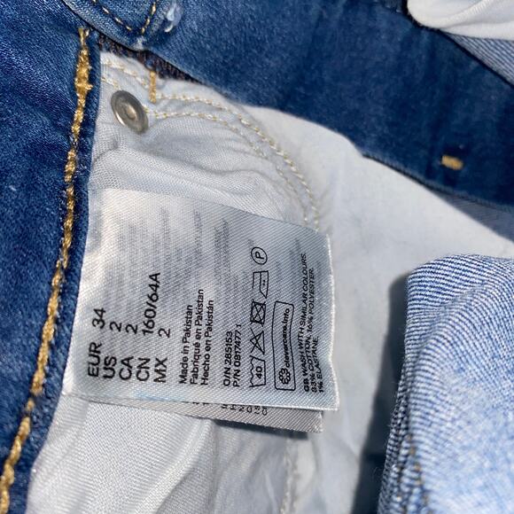 H&M Medium Wash Blue Denim Cut-Off Jean Shorts WOmen's Size 2 - Picture 4 of 4